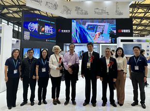 中國(guó)液壓氣動(dòng)密封件工業(yè)協(xié)會(huì)理事長(zhǎng)杜旭東一行蒞臨華德液壓展位參觀調(diào)研